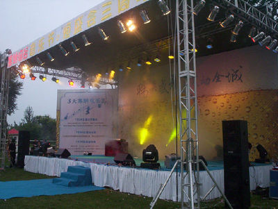 北京豐臺舞臺設備一站式解決方案 燈光音響、背景投影儀租賃與演藝吧設備租售